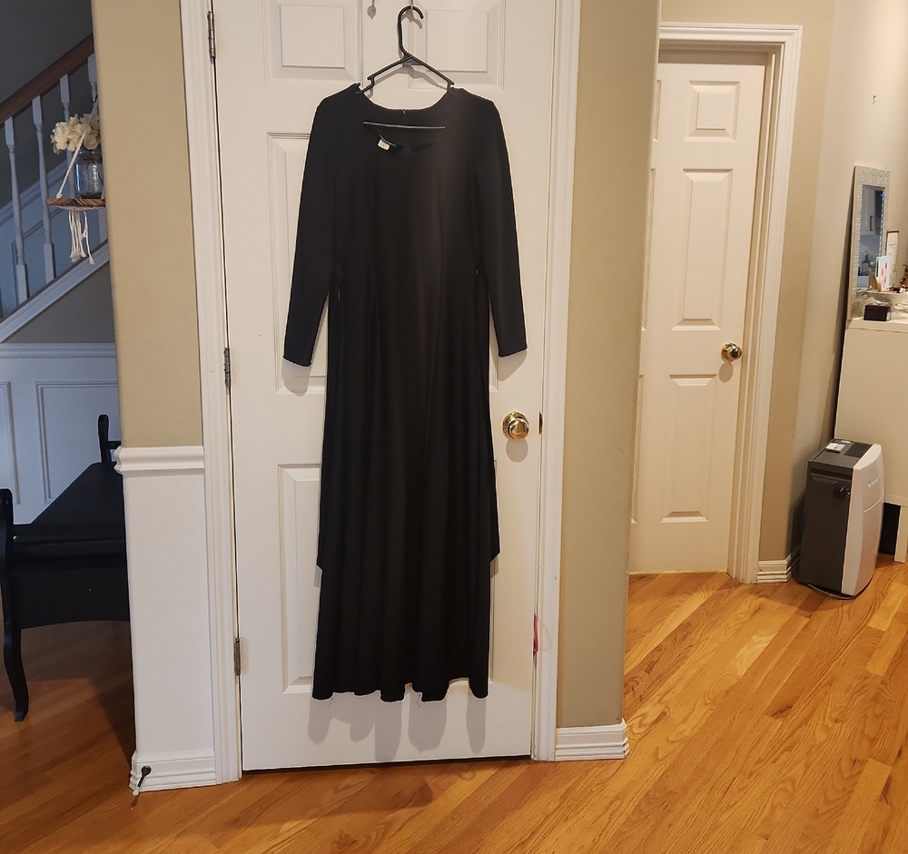 Classic Black Long-Sleeve Maxi Dress - Sleek Everyday Style
